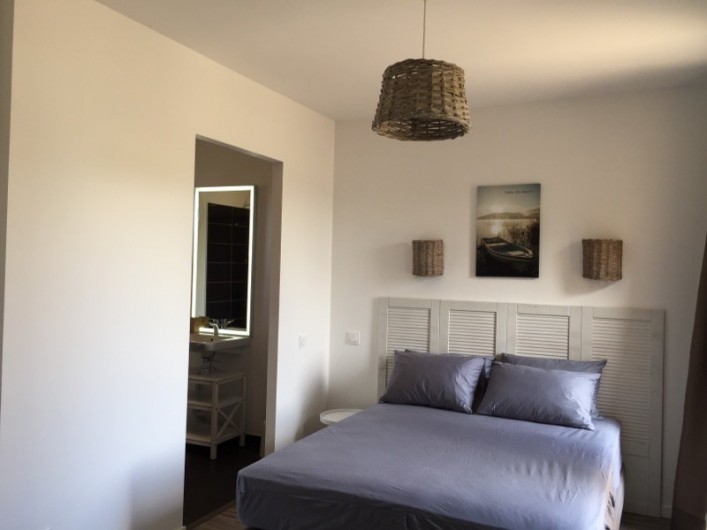 Location de vacances - Appartement à Biscarrosse - Appartement MERMOZ Chambre avec un lit double et sa salle d'eau
