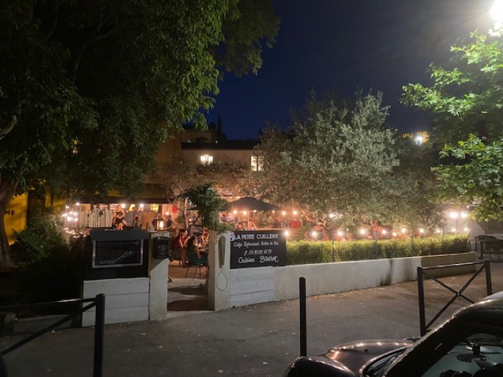 Location de vacances - Appartement à Villeneuve-lès-Avignon - Place du Marché : restaurants sympas