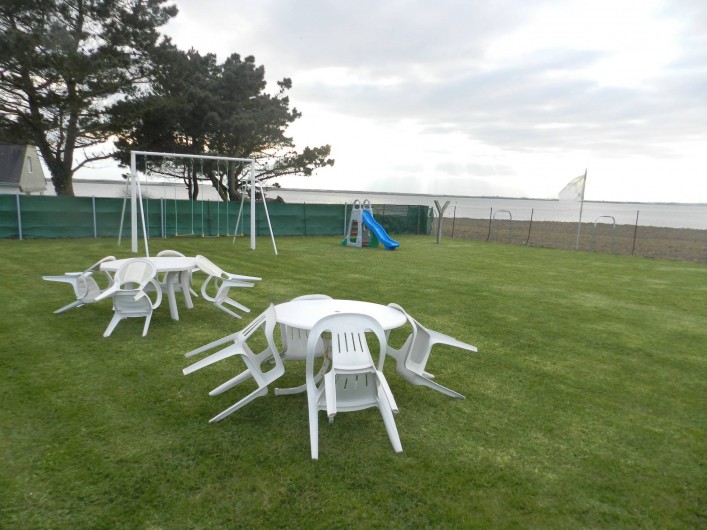 Location de vacances - Gîte à Plouhinec - Grande jardin clos avec jeux pour les enfants