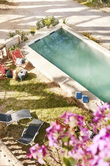 Location de vacances - Gîte à Uchaux - La piscine/bassin. L'eau vient de la source elle est donc rafraichissante !