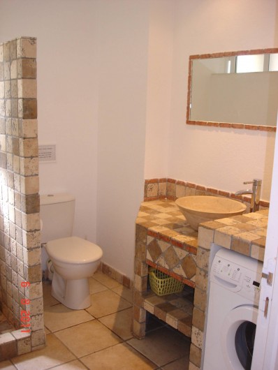 Location de vacances - Villa à San-Gavino-Di-Carbini - La salle d'eau avec sa douche à l'italienne