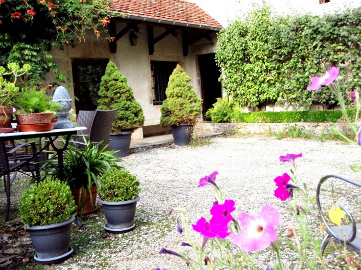 Location de vacances - Gîte à Sancey-le-Grand - la cour intérieure