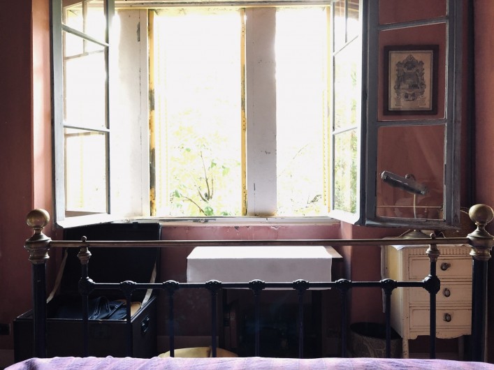 Location de vacances - Maison - Villa à Ajaccio - Chambre rose, bureau sous fenêtre