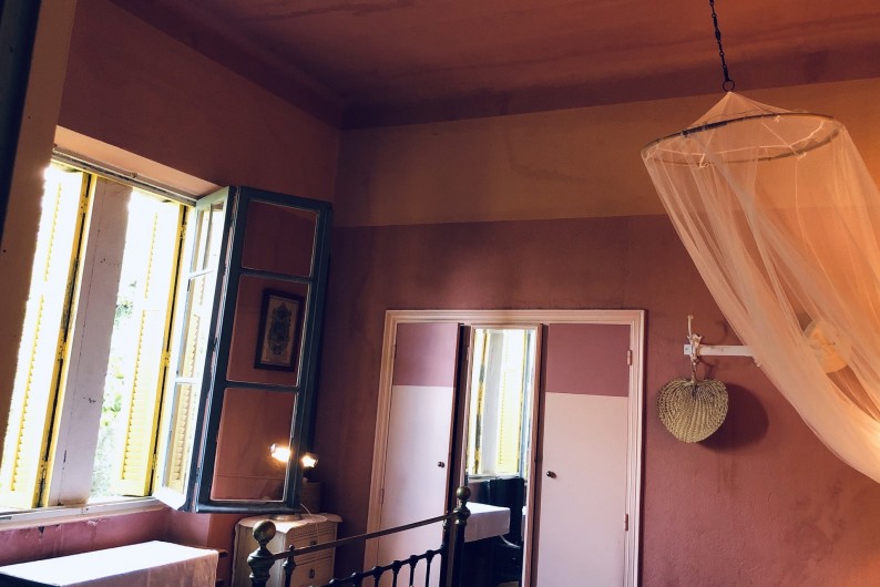 Location de vacances - Maison - Villa à Ajaccio - Chambre rose, placard avec miroir