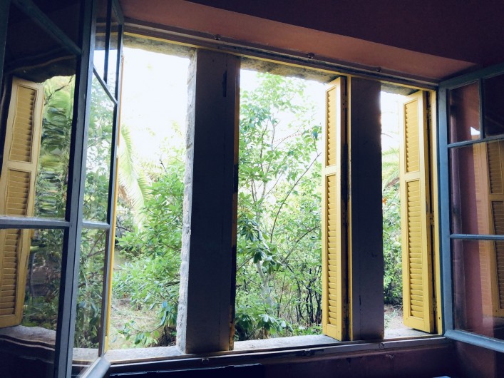 Location de vacances - Maison - Villa à Ajaccio - Chambre rose, la fenêtre donne sur le jardin