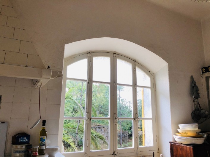 Location de vacances - Maison - Villa à Ajaccio - Cuisine, fenêtre sur jardin