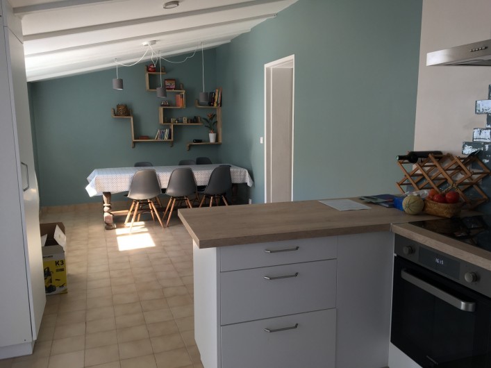 Location de vacances - Villa à Les Sables-d'Olonne - séjour vu depuis la cuisine