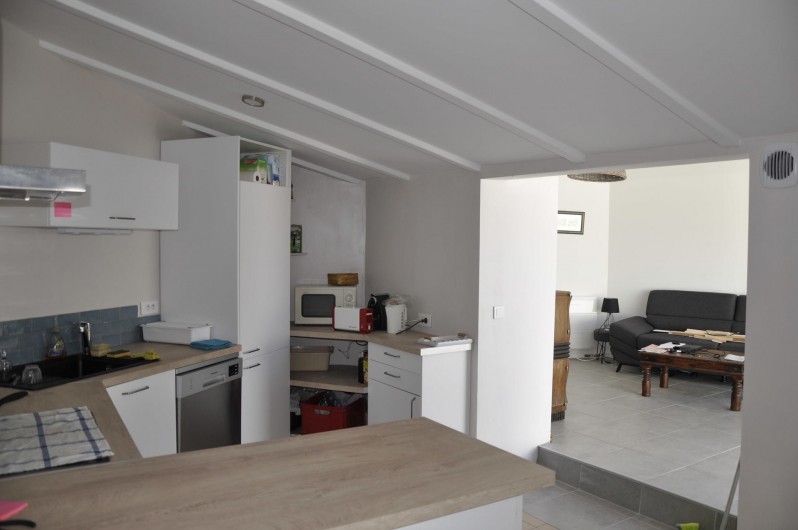 Location de vacances - Villa à Les Sables-d'Olonne - Cuisine avec salon au fond