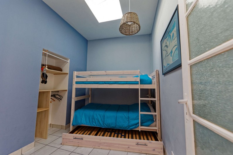 Location de vacances - Villa à Les Sables-d'Olonne - Chambre 2 avec lits superposés + 1 lit gigogne