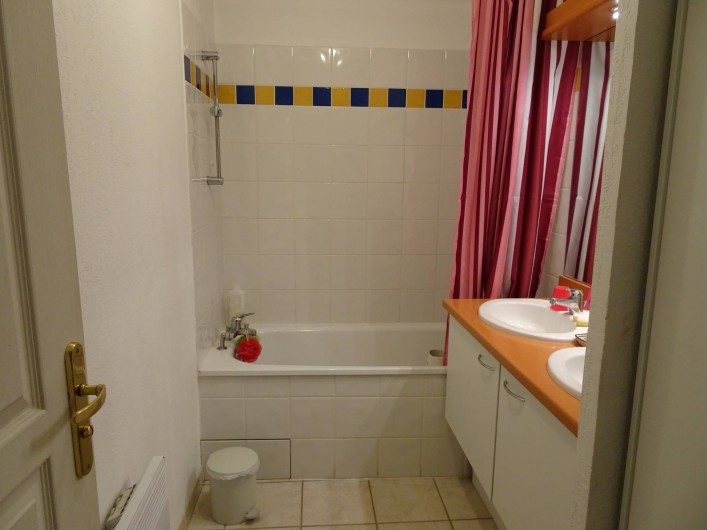 Location de vacances - Appartement à Aigues-Mortes - Salle de bain