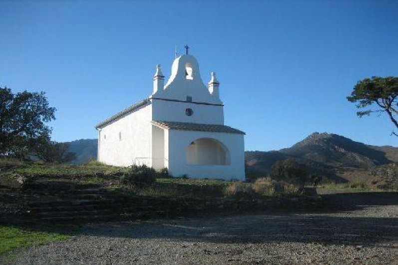 Location de vacances - Appartement à Banyuls-sur-Mer - chapelle dans la montagne au-dessus de chez nous