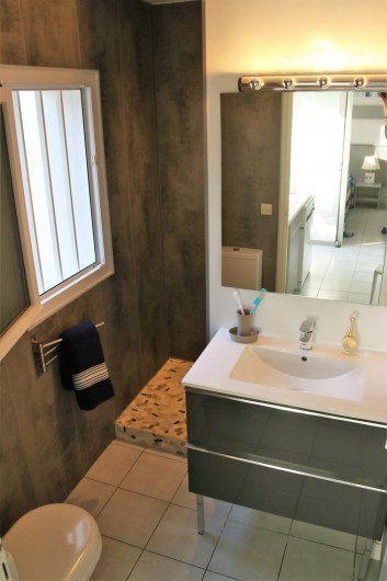 Location de vacances - Maison - Villa à Sainte-Marie-de-Ré - Lavabo et douche à l'italienne..