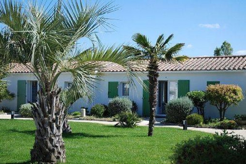 Location de vacances - Maison - Villa à Sainte-Marie-de-Ré - jardin et vue villade plain-pied