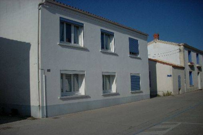Location de vacances - Maison - Villa à Dolus-d'Oléron - la maison vue de la place de la poste