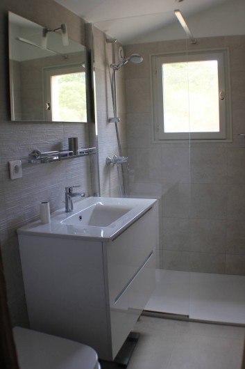 Location de vacances - Villa à Porto-Vecchio - salle de bain à l'étage