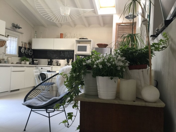 Location de vacances - Villa à Porto-Vecchio - vue de la pièce à vivre et cuisine