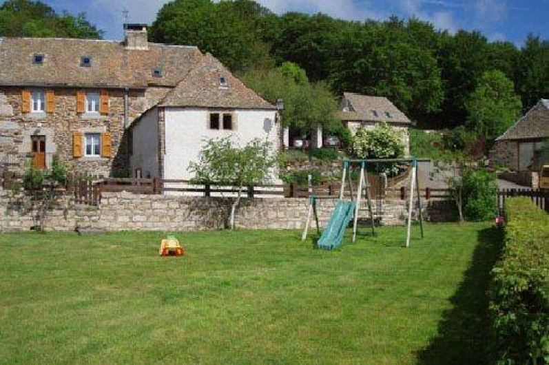 Location de vacances - Gîte à Saint-Pierre-de-Nogaret - Terrain avec portique balançoire-toboggan...