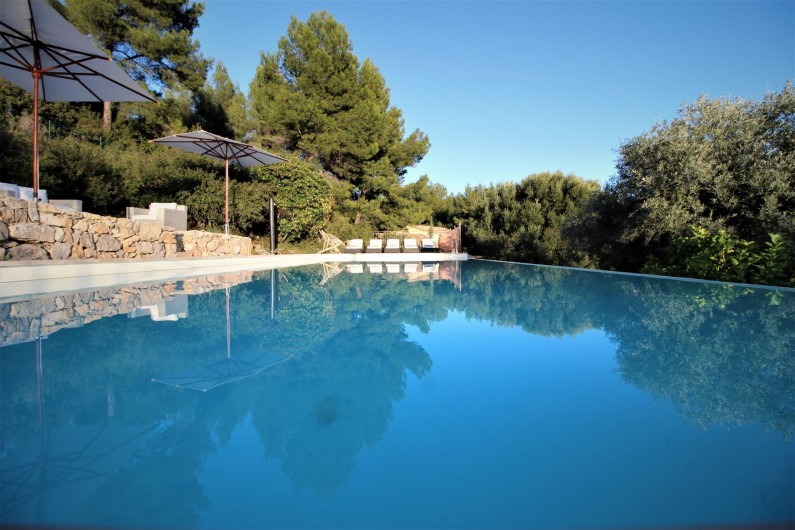 Location de vacances - Mas à Sanary-sur-Mer - vue imprenable de la piscine piscine à débordement
