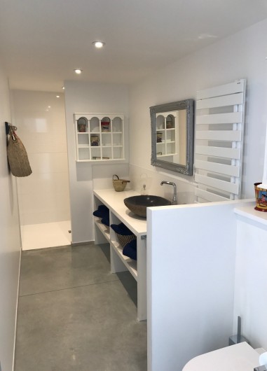 Location de vacances - Villa à Saint-Palais-sur-Mer - salle d'eau commune aux chambres 1 et 2 grande douche italienne vasque   wc