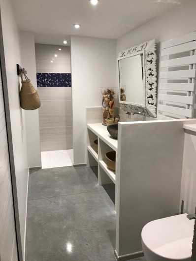 Location de vacances - Villa à Saint-Palais-sur-Mer - salle d'eau commune aux  chambres  3 et 4 grande douche italienne vasque  wc