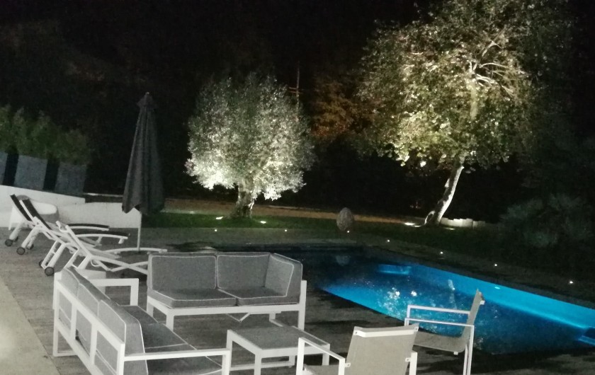 Location de vacances - Villa à Saint-Palais-sur-Mer - éclairages de la terrasse, balisage lumineux, spots et  éclairage du bassin