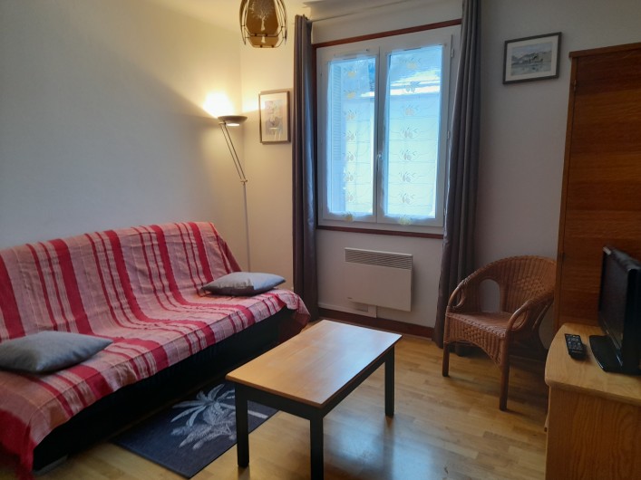 Location de vacances - Appartement à Esterre - salon avec clic clac lit double N°4
