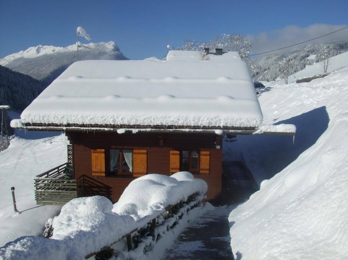 Location de vacances - Appartement à Le Grand-Bornand - descente - accès piéton - vue appt gauche