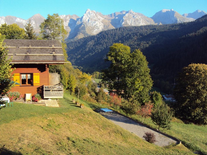 Location de vacances - Appartement à Le Grand-Bornand - Vue extérieur avec terrain de jeux en commun