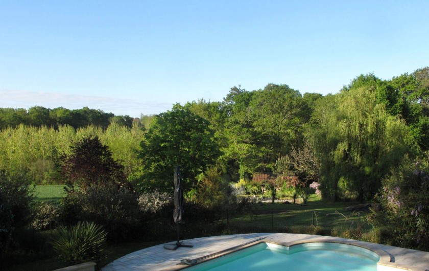 Location de vacances - Chambre d'hôtes à Habas - Vue sur l'environnement depuis la piscine. pas de vis à vis.