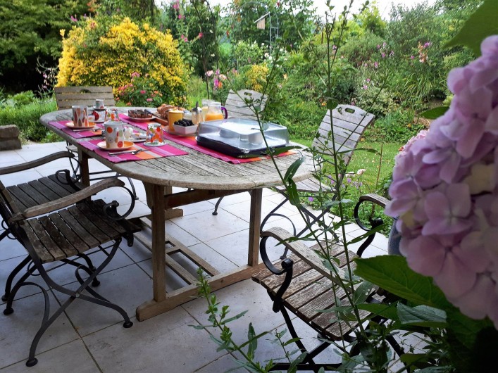 Location de vacances - Chambre d'hôtes à Habas - Petit déjeuner terrasse en juin