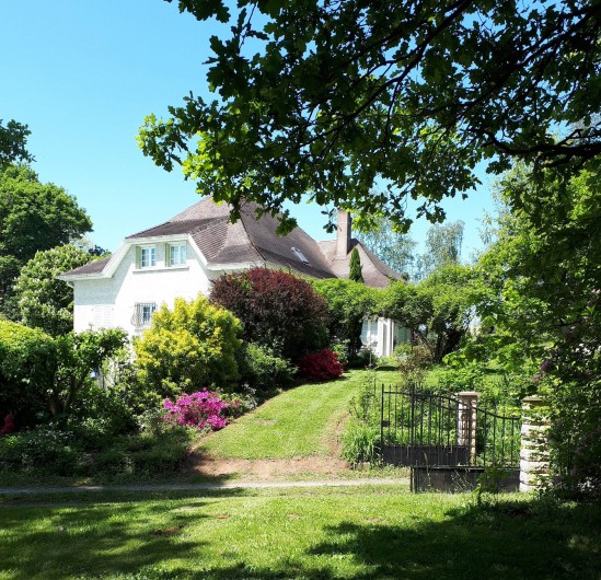 Location de vacances - Chambre d'hôtes à Habas - Façade sud, côté piscine cachée derrière les arbustes.