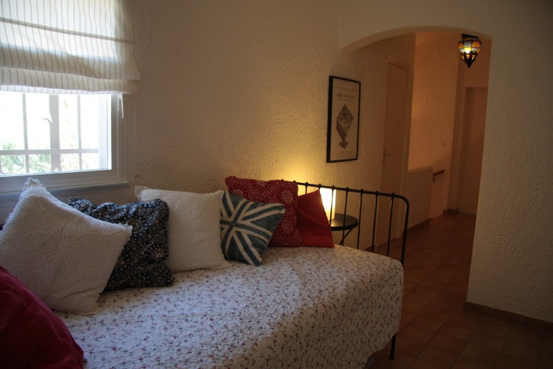 Location de vacances - Villa à Sainte-Maxime - Couloir 1er étage avec lit d'appoint