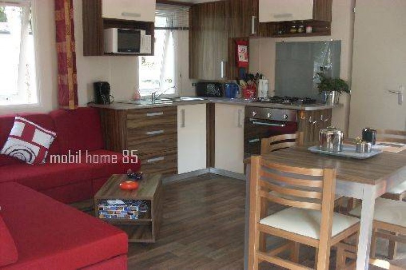 Location de vacances - Camping à Saint-Jean-de-Monts - salle de vie : cuisine et salon 2 chambres