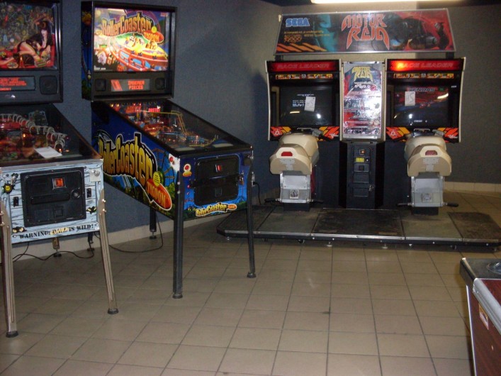 Location de vacances - Camping à Saint-Jean-de-Monts - salle de jeux (une partie des jeux)