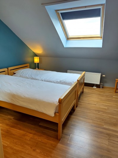 Location de vacances - Gîte à Paliseul - chambre avec deux lits simples au deuxième étage.