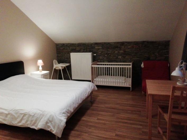 Location de vacances - Gîte à Paliseul - chambre avec lit double et lit bébé au premier