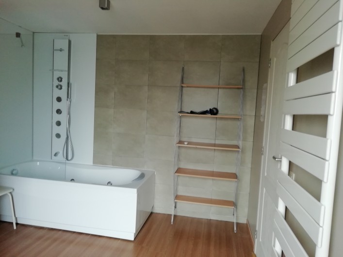 Location de vacances - Gîte à Paliseul - salle de bain avec bain à bulles, lavabo et douche