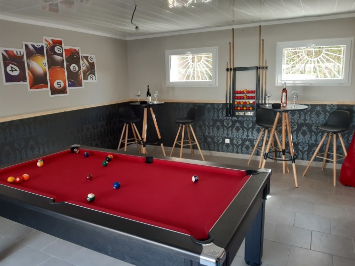 Location de vacances - Villa à Saint-Dézéry - nouvelle salle de jeux avec billard