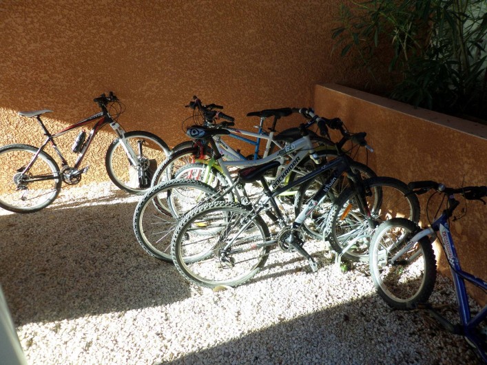 Location de vacances - Villa à Saint-Dézéry - velo a disposition avec table de ping pong