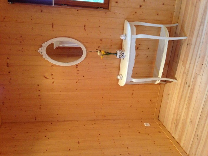 Location de vacances - Chalet à Grigneuseville - console et miroir dans la chambre