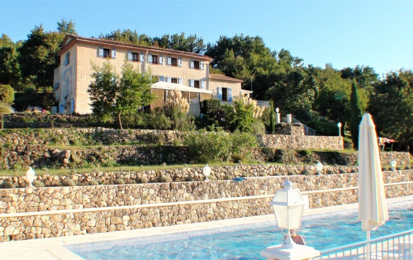 Location de vacances - Chambre d'hôtes à Grasse - Le mas vue de la piscine.