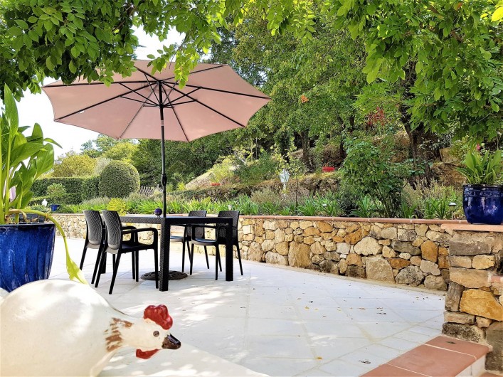 Location de vacances - Chambre d'hôtes à Grasse - La terrasse de la chambre des roses.