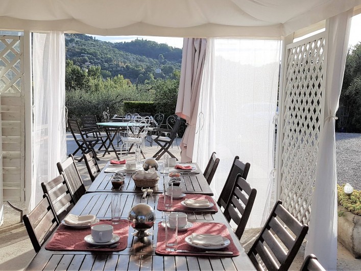 Location de vacances - Chambre d'hôtes à Grasse - La cuisine d'été.