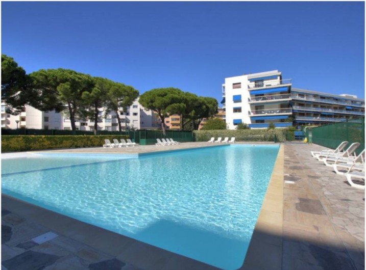 Location de vacances - Appartement à Cagnes-sur-Mer - Immense piscine privée
