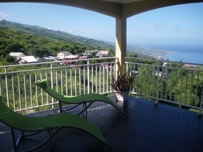 Location de vacances - Villa à Trois Bassins - Transat sur terrasse vue sur le lagon