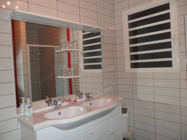 Location de vacances - Villa à Trois Bassins - grande salle de bain côté B