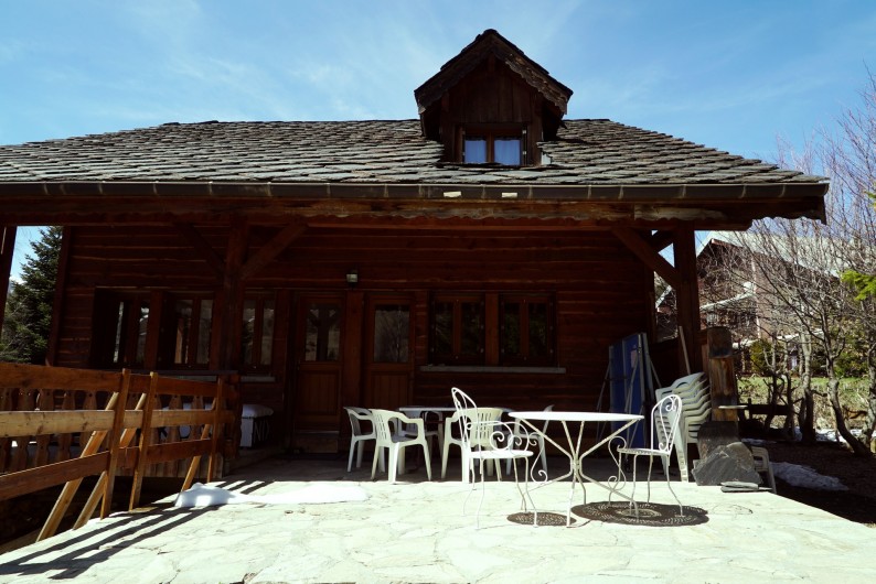 Location de vacances - Chalet à Les Deux Alpes - terrasse vue jardin