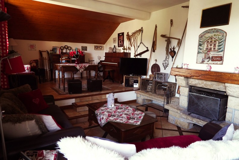Location de vacances - Chalet à Les Deux Alpes - salon cheminée piano