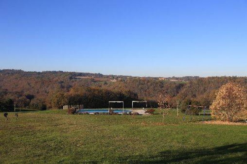Location de vacances - Gîte à Saint-Amand-de-Coly - la piscine dans son environnement
