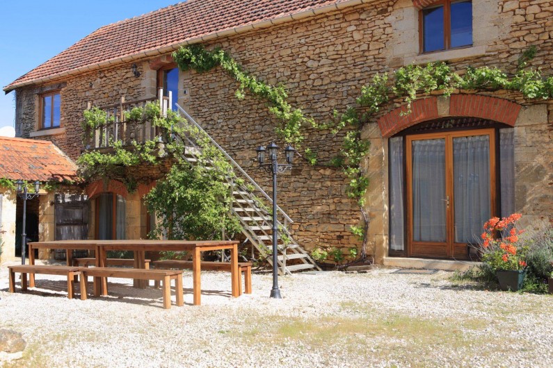 Location de vacances - Gîte à Saint-Amand-de-Coly - le gîte - tables et éclairage pour les repas nocturnes !